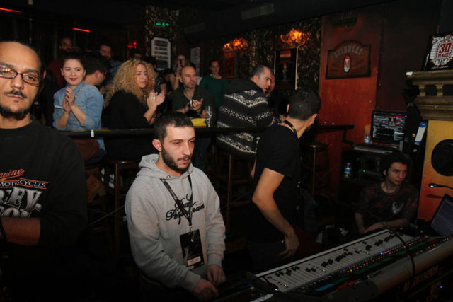 Bu sırada Demirkan da oturduğu yerden eski sevgilisini hüzünlü gözlerle seyredip alkışladı. Erener mekânın alt katında, Demirkan ise üst katında oturmayı tercih etti.