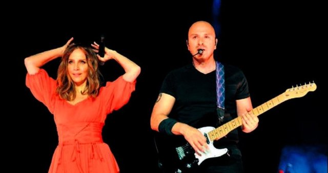 18 yıllık ilişkisini basın açıklamasıyla bitiren Demir Demirkan'ın bir - düğüne yeni sevgilisiyle katıldığı ve arkadaşlarına "Âşık oldum" dediği öğrenildi.