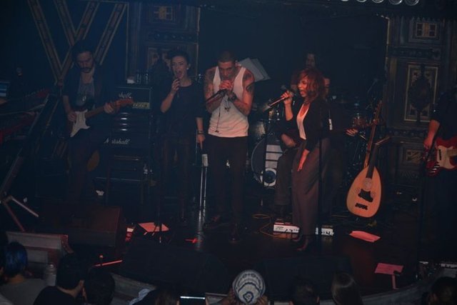 18 yıllık beraberlikleri sürpriz bir şekilde sona eren Sertab Erener ile Demir Demirkan'ın yolu önceki gün Beyoğlu'nda kesişti.