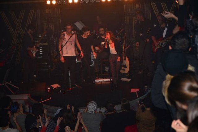 Eski sevgililer ayrılıktan aylar sonra şarkıcı Can Bonomo'nun 'Bulunmam Gerek' adlı yeni albümünün lansmanının yapıldığı Taksim'deki Jolly Joker adlı mekânda karşılaştı.