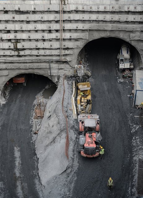 Asya ve Avrupa'yı ilk defa deniz tabanının altından karayoluyla birbirine bağlayacak projenin çalışmaları yer altında ve yüzeyde devam ediyor.