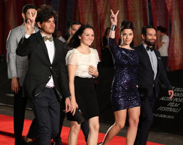 Çekmeköy Underground ekibi de halıdan zafer işaretleri yaparak geçti.