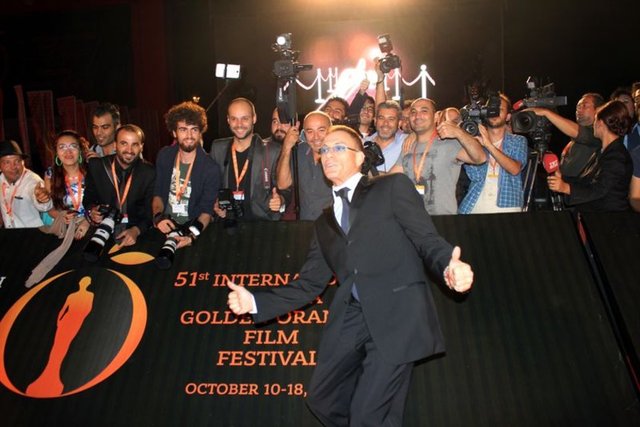 Van Damme, hayranları ile selfie çekildi.  -