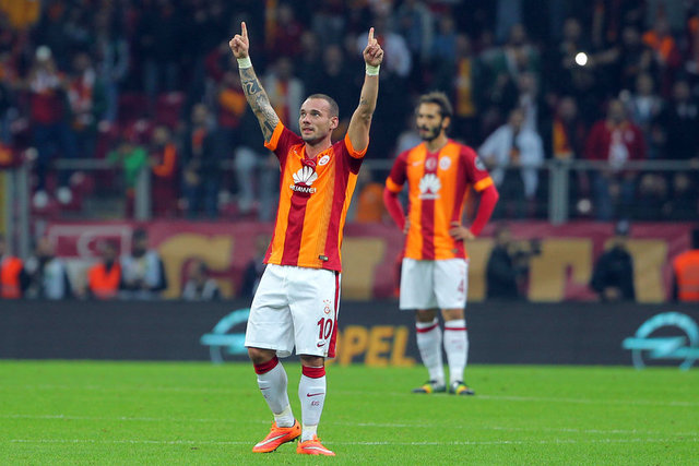 - De Telegraaf, "Küresel kahraman Sneijder" manşetini kullandı.