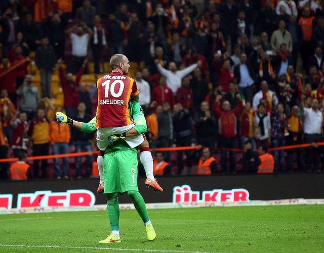 -  - Fransız L'Equipe gazetesinin internet sitesi, Galatasaray'ın galibiyetine "Sneijder, Fenerbahçe'yi yıktı" başlıklı haberiyle yer verdi.