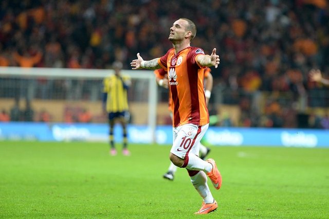 - BBC'nin internet sitesinde yer alan haberde, "Sneijder'in golleri Galatasaray'ı zirveye taşıdı" ifadeleri kullanıldı. -