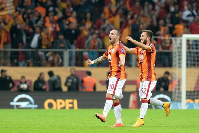 - Galatasaray'ın, UEFA Şampiyonlar Ligi'nde oynayacağı Borussia Dortmund maçı öncesi, Sneijder'in harika golleriyle moral bularak ligde maç fazlasıyla liderliğe yükseldiğine dikkati çekildi.