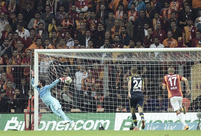 - Haberde, Bruno Alves'in kırmızı kart görmesinin ardından Sneijder'in iki harika golünün karşılaşmanın galibini belirlediği ifade edildi.