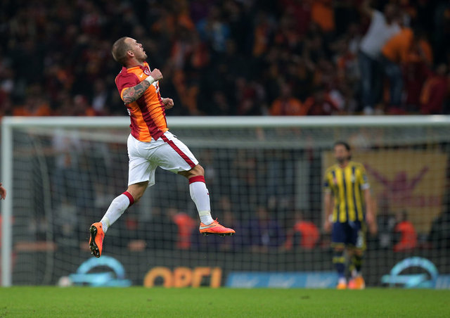 - İspanyol Marca gazetesi, "Derbiyi Sneijder'in muhteşem golleri çözdü" başlığıyla okurlarının karşısına çıktığı haberinde, Hollandalı futbolcunun maçın kilidini açan isim olduğu vurgulandı.