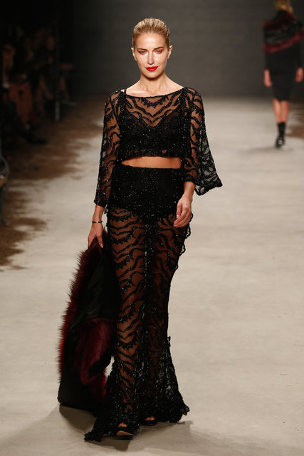 1960'lar, 70'ler ve günümüz modasının stillerini farklı - parçalar ile birleştirerek yeni, dinamik, genç bir koleksiyon - sunuyor.