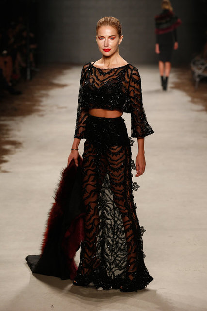 Podyumda ise aralarında Burcu Esmersoy'un da olduğu deneyimli mankenler boy gösterdi.