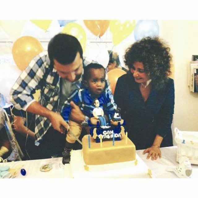 Çocuk özlemini Etiyopya'dan evlat edindiği Can Alex'le gideren Esra Akkaya, ilk doğum günü heyecanını yaşadı.