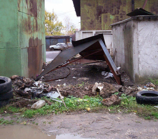Her şeye baştan başlayarak inşa ettiği evini kare kare görüntülendi...