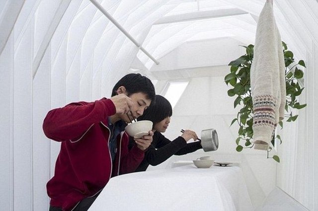 Karavanı kullanışlı bir şekilde yapan adama görenleri hayrete düşürdü.