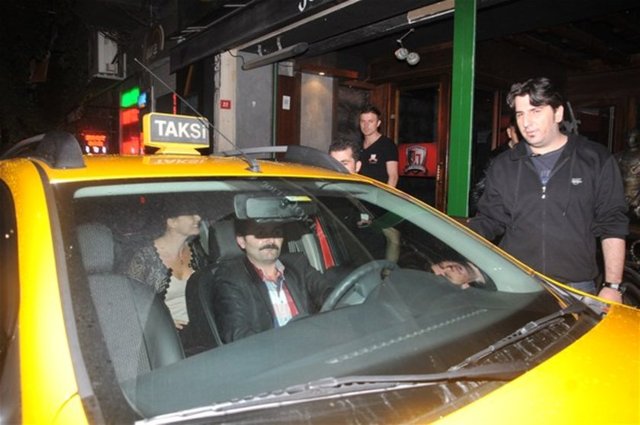 Dansçı sevgilisi Can Tunalı'dan yaz başında ayrılan Ceyda Düvenci yeni sevgilisiyle, Levent Yüksel'in Jolly Joker'de verdiği konserde ortaya çıktı.