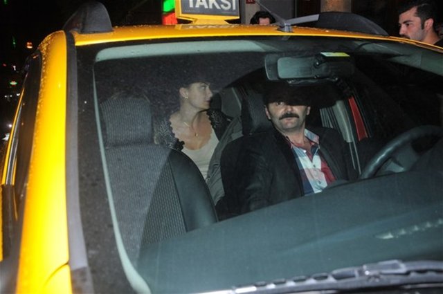 Vatan'ın haberine göre,konseri izleyen Düvenci mekanı 03:00 sıralarında kaçar adım terk etti.