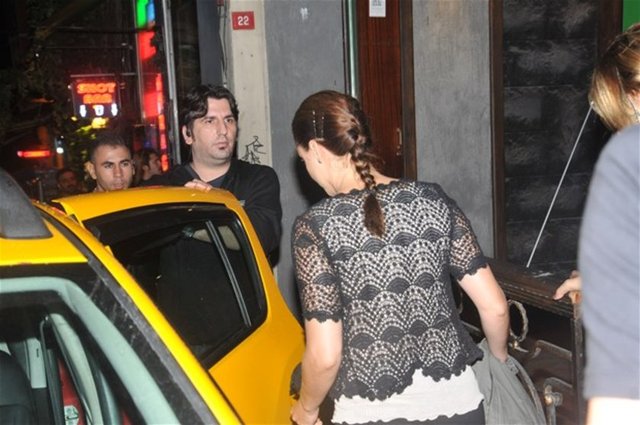 Gece kulübünün önüne sıfır olacak şekilde yerleştirilen taksinin içine tek başına binmeye çalışırken görüntülenen ünlü oyuncu, yeni birlikteliğiyle ilgili sorulara sadece gülümsedi.