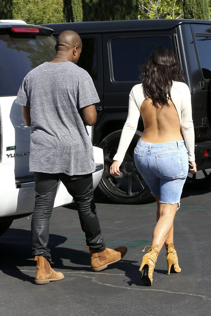 Seksi TV yıldızı, önceki gün eşi Kanye West'le bir kafeden çıkarken görüntülendi.
