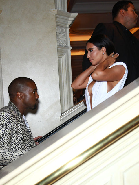 Kardashian'ı bu önemli gecede kocası Kanye West de yalnız bırakmadı.  -