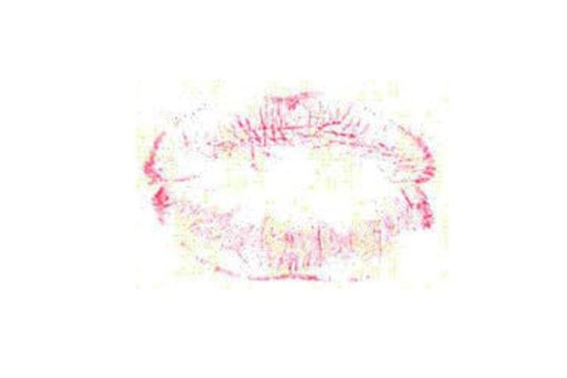 HAYALET DUDAK İZİ - Ne söylüyor: Dudak iziniz yok gibi - Ne kadar ruj sürmüş olursanız olun dudak iziniz hiçbir zaman koyu çıkmıyorsa bu gerçekten yorgun olduğunuzu ve bir an önce bir mola vermeniz gerektiği anlamına gelir.