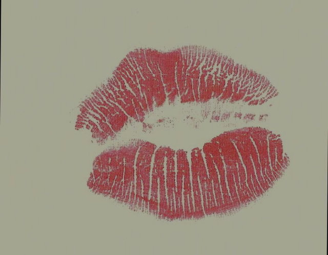 Alt dudak izindeki stres çizgileri de söylemeniz gerektiği halde söylemediğiniz şeyleri ifade eder.