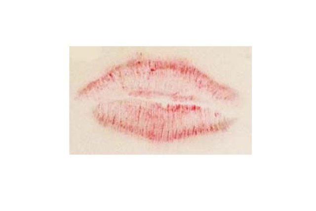 ÜZGÜN DUDAK İZİ - Ne söylüyor: Bay veya Bayan Gergin! - Dudak izinizin dış çizgisi daha belirgin ve koyuysa bu özel ve sosyal hayatınızda mutsuz olduğunuza dair bir işarettir. Siz Bay veya Bayan Gergin'siniz.