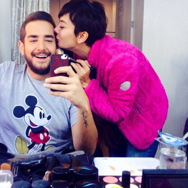 ENİS ARIKAN  - Hem öper hemde boyar