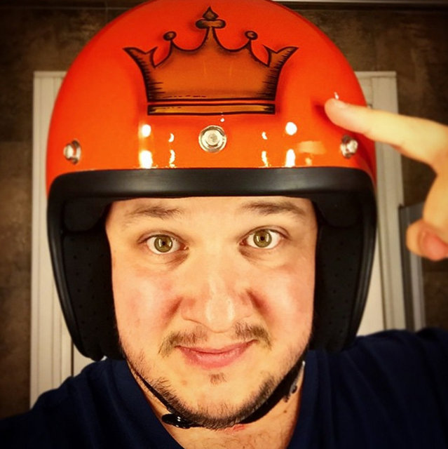 Gökbakar ise yine Instagram hesabından paylaştığı fotoğrafa, "Komedinin kralıyım. Kafadan Angaralıyım... Etikete gerek yok, Eskiler tanır bizi... Beni yollar degil mevzular yordu..." notunu düşerek tartışmayı alevlendirmişti.