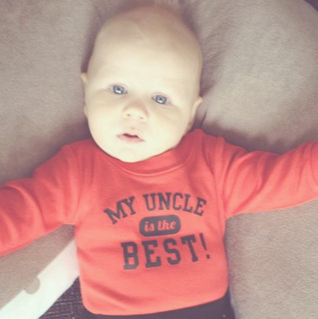 Şahan Gökbakar, yeğeninin "My uncle in the best" (Benim amcam en iyisi) yazılı tişörtü giydiği fotoğrafı Instagram hesabından paylaştı. -