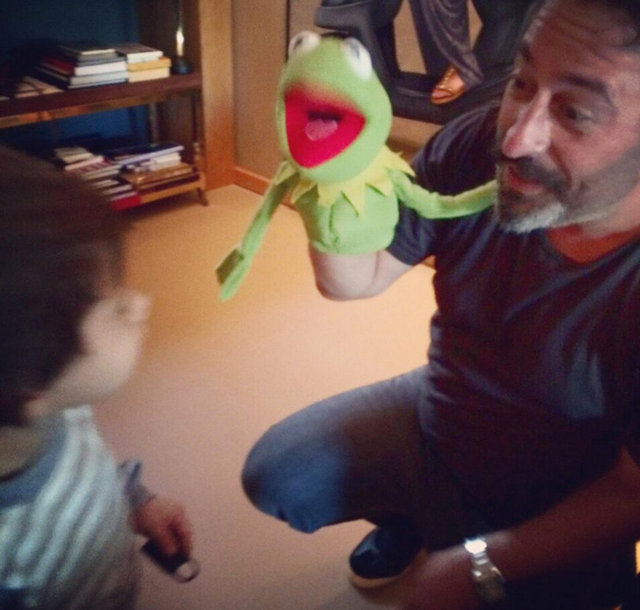 Cem Yılmaz da birkaç saat sonra bu paylaşıma yanıt verdi. Ünlü komedyen, paylaştığı fotoğrafta oğlu Kemal'i Kermit Kurbağa ile güldürdüğü bir kareyi paylaştı.