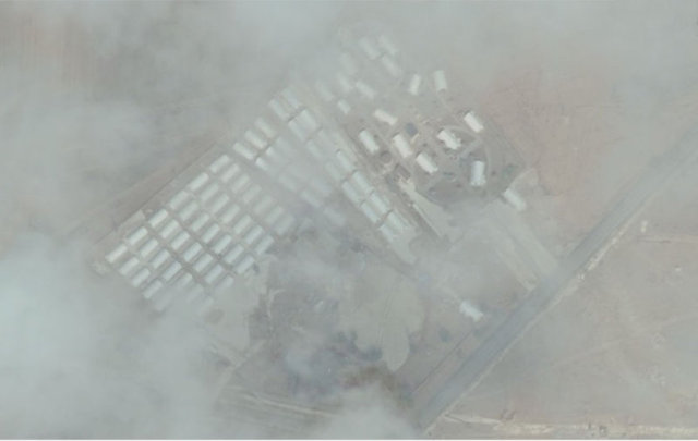 BM'nin 15 Ekim tarihli fotoğrafında sınır kasabası Kobani'ye gerçekleşen IŞİD saldırısı sonrası Türkiye'ye kaçanlar için mülteci çadırlarının kurulduğu dikkat çekiyor.