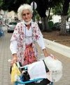 Yaşlı annesini parka bıraktı