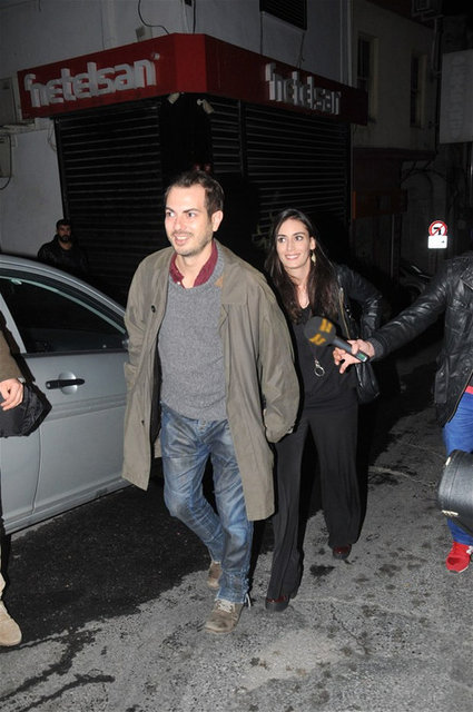 'Mor ve Ötesi' grubunun solisti Harun Tekin'le sevgilisi Melisa Sözen önceki akşam Asmalımescit'teydi.