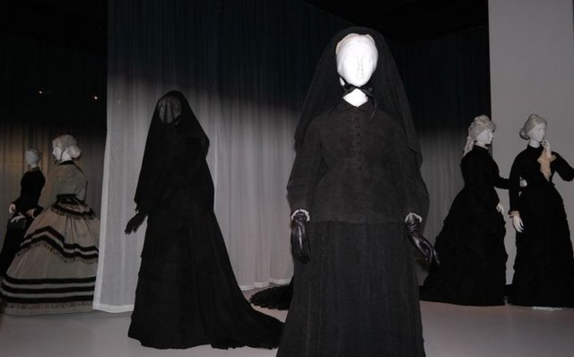 19 yüzyıl ve 20. yüzyıl başlarına ait yas kıyafetlerinin estetik gelişimi ve kültürel etkilerinin keşfi imkanı sağlıyor.