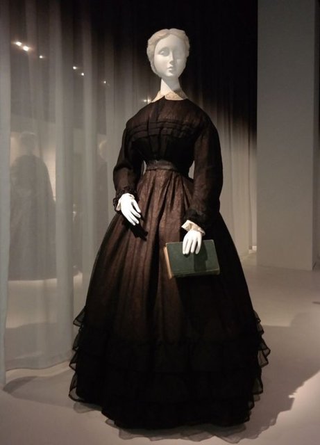 Metropolitan Müzesi'nin Anna Wintour Kostüm Merkezi'nde 7 yıl sonra açılan ilk sonbahar sergisi özelliğindeki ''Ölüm Kadına Yakışır: Yas Kıyafetinin Yüzyılı'',