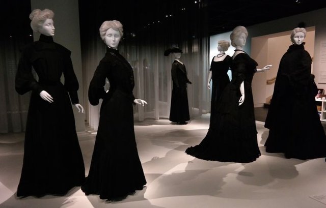 ABD'nin New York kentinde, 19 yüzyıl ve 20. yüzyıl başlarına ait yas kıyafetlerinin yer aldığı bir sergi açıldı.