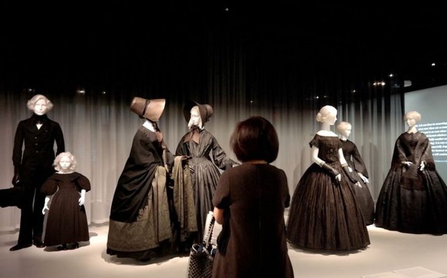 New York'taki Metropolitan Müzesi'nde açılan ''Ölüm Kadına Yakışır: Yas Kıyafetinin Yüzyılı'' başlıklı sergi, ziyaret edenlere,