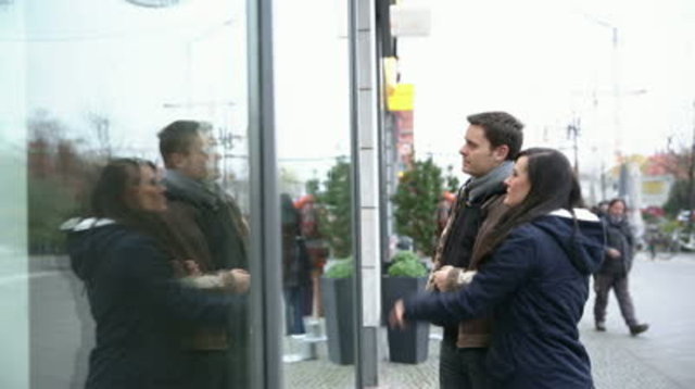 Alışveriş, para harcamayan ve bizi durdurabilecek yakınlarımızla daha keyifli.