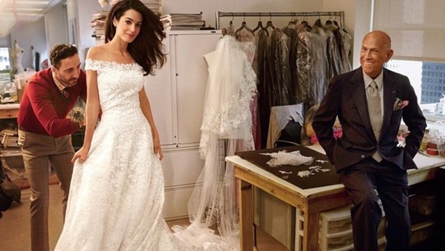 George Clooney ile evlenen avukat Amal Alamuddin'in gelinlik tasarımıyla Amerikan Vogue dergisi için prova pozu vermişti.