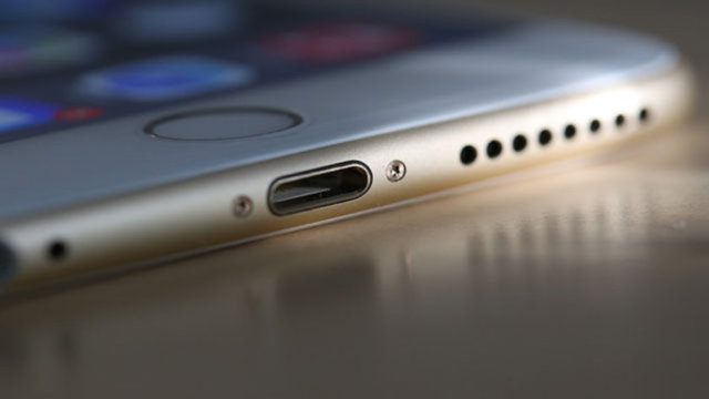 Bu bölgeleri belirli aralıklar ile kullanılmamış bir diş fırçası yardımı ile yumuşak bir şekilde temizleyebilirsiniz. Telefonunuzun kulaklık girişi için telefon süsleri, şarj girişi için ise toz önleyici ayaklık kullanarak toz oluşumunu en aza indirebilir