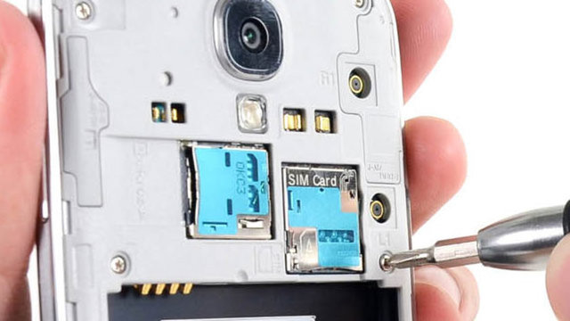 Bataryayı pamuk ya da toz önleyici mendil ile temizledikten sonra, kart yuvası ve diğer ayrıntı bölgeleri kulak çöpü ya da kullanılmamış diş fırçası yardımı ile temizleyebilirsiniz.