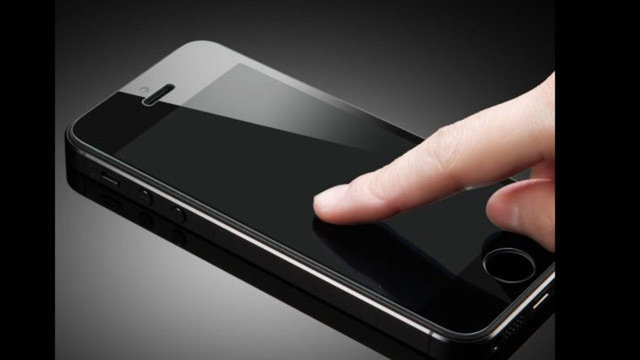 Islak mendillerin telefona zarar verdiğini ve çizik oluşmasına sebep olduğunu bilmenizde fayda var. Telefonunuz için bu tür özel spreyler her zaman daha güvenli olacaktır. -