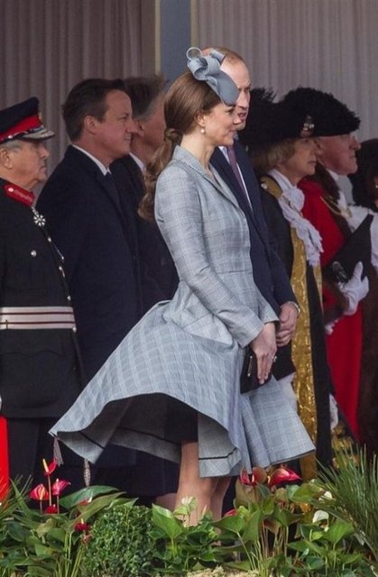 Rüzgarlı havalarla arası pek iyi olmayan Middleton'ın, İngiltere'nin rüzgarlı havasına karşı bu kez içine siyah renkte bir elbise giyerek durumu garantilediği gözlerden kaçmadı. -  -