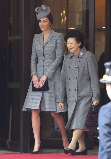 Mide bulantıları yüzünden bir süre dinlenen 32 yaşındaki Kate Middleton, Singapur Başbakanı'nı Tony Tan Keng Yam'ın Buckingham Sarayı'nı ziyareti sırasında düzenlenen törende eşi Prens William'ın yanında yer almıştı.