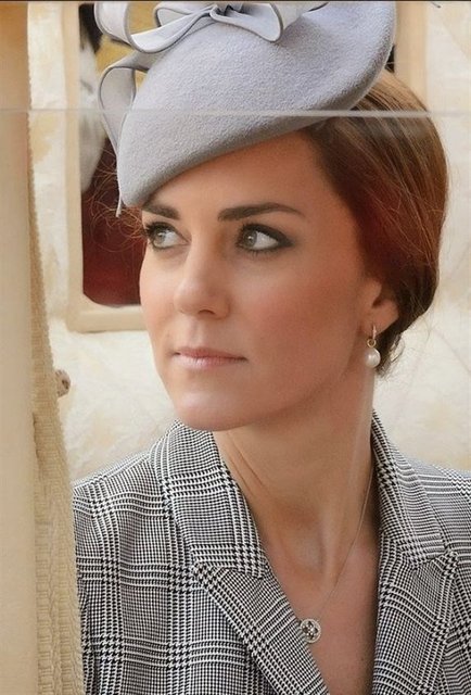 Genellikle saçlarını açık görmeye alıştığımız Middleton, bu kez şapkasıyla uyumlu şık bir farklılık yaratarak saçını at kuyruğu modelinde toplattı. -  -