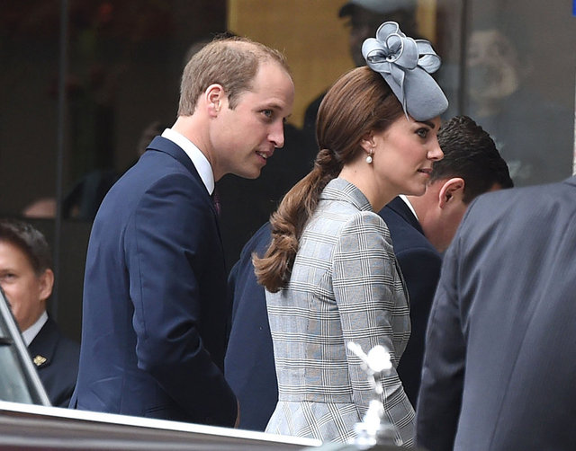 Her zamanki gibi şık giysiler içinde olan Kate Middleton yüzünden gülümsemesini de eksik etmemişti.
