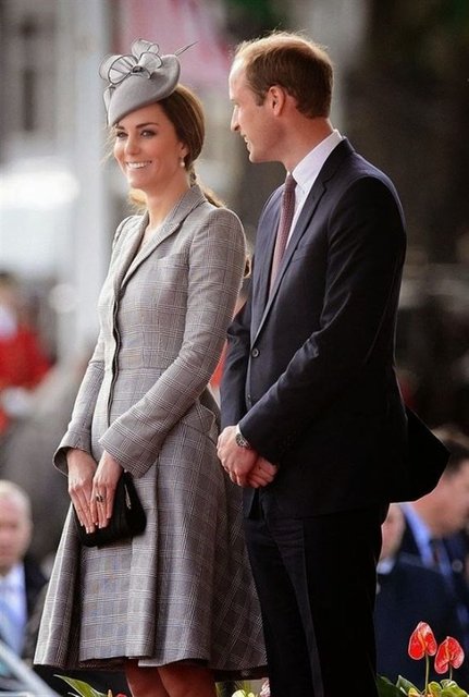 Kate Middleton için özel olarak tasarlanan gri ekoseli manto; Düşes'in  şık tarzını yansıtan omuz, yaka ve bel detaylarına sahip.