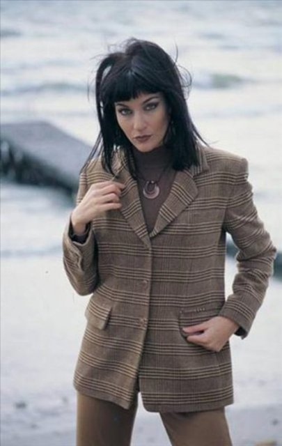 LİV TYLER'I ÖRNEK ALDI Bu ünlü manken defalarca estetik operasyon geçirdi. Cerrahlara gittiğinde ise elinde ünlü yıldız Liv Tyler'ın fotoğrafı vardı. 3 kez burnunu yaptırdı, yüzüne dolgu maddesi koydurttu, çenesini törpületti.