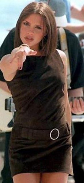 Victoria Beckham'ın bir estetik cerrahi harikası olduğunu bilmeyen yok. Bu Beckham'ın 1999'daki görütüsü.