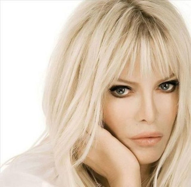 VE İŞTE ESTETİK AMELİYATLAR KRALİÇESENİN YOK ARTIK DEDİRTEN "KULAK ARKASI AMELİYATI" -  - Güneş görmediği için yüzdeki birçok bölgeye göre daha geç yaşlanan kulak arkasından alınan doku, bir aşıyla Ajda Pekkan'ın yüzüne enjekte ediliyor